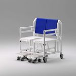 Silla de ruedas para pacientes con obesidad mórbida. Reposapiés rodante y asiento con abertura higiénica.