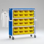 Carro armario de ropa para lencería de residentes con cajas azules o amarillas y funda en tejido Textilene