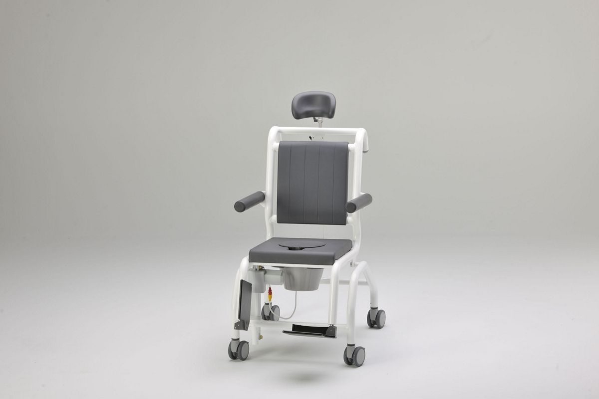 Versátil, puede utilizarse como silla de ducha, de aseo y de cuidados y es especialmente adecuada para pacientes con movilidad muy reducida. Resulta ideal para personas que no pueden sentarse en posición erguida o que no pueden ponerse de pie, puesto que la silla les proporciona una postura reclinada, con un efecto relajante y calmante. La suave regulación de la inclinación, sin saltos por tramos, facilita además el trabajo del auxiliar. La silla SCC 250 Comfort E ofrece al usuario un nivel de seguridad extraordinario gracias a su resistente estructura, en aluminio lacado. El sencillo manejo del sistema de control de la silla, que funciona con batería, permite al auxiliar regular la inclinación del asiento sin perder de vista al paciente, tranquilizándole durante el proceso si es necesario. Los reposapiés, los apoyabrazos, el reposacabezas, la bacinilla y las cómodas almohadillas acolchadas refuerzan la versatilidad