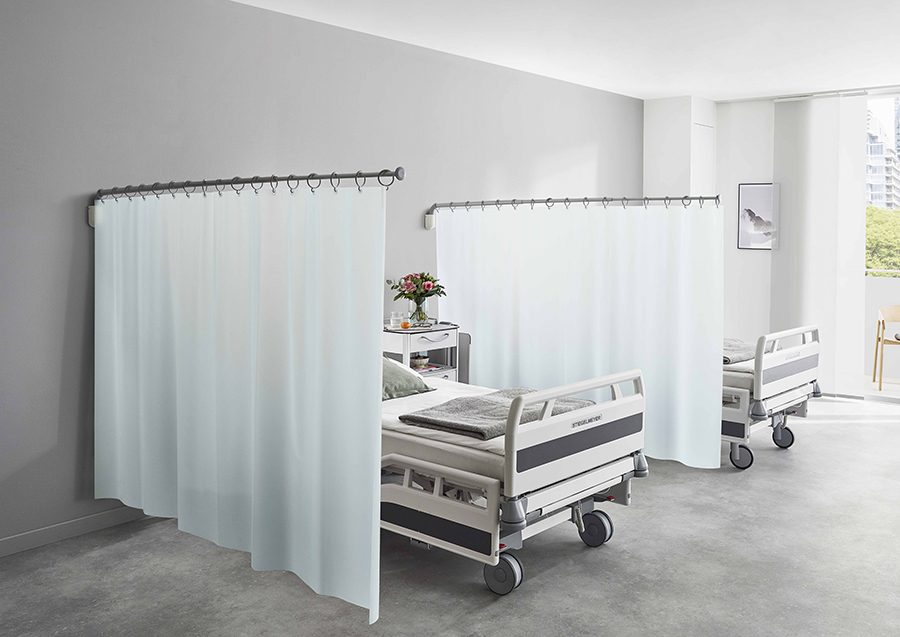 Brazo telescópico extensible con giro lateral para separar camas de hospital con cortina ignífuga y antibacteriana