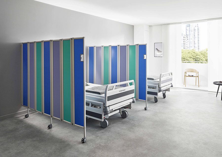 Mampara plegable clínica, rígida, con fijación mural Ropimex de 10 paneles (300 cm) con altura de 165 cm como separación de camas en un hospital